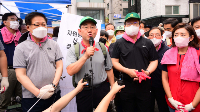 11일 수해 복구 자원봉사를 위해 오전 서울 동작구 사당동을 찾은 국민의힘 주호영 비상대책위원장이 발언하고 있다. 연합뉴스