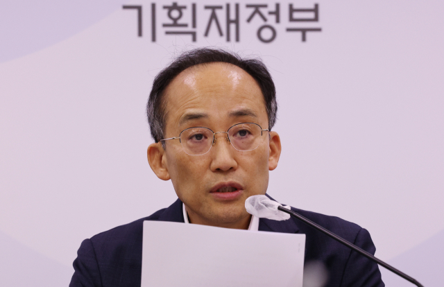 추경호 경제부총리 겸 기획재정부 장관이 11일 오후 세종시 정부세종청사에서 추석 민생안정대책, 최근 경제상황 진단, 집중호우 피해지원과 관련한 기자간담회를 열고 발언하고 있다. 연합뉴스