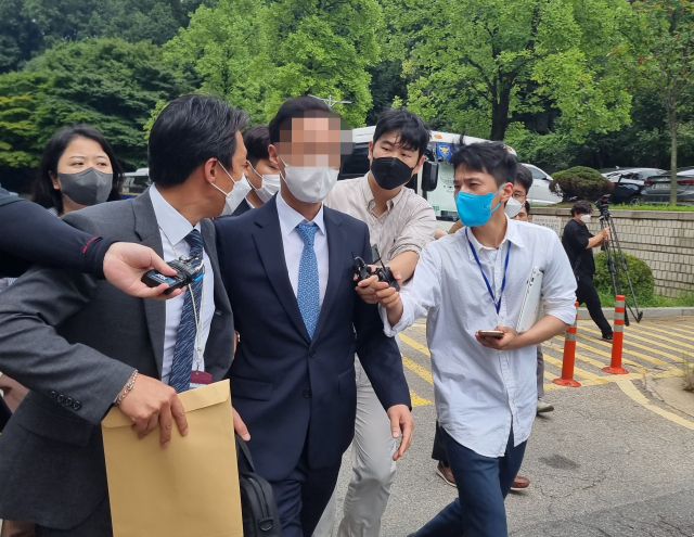 고(故) 이예람 중사 성폭력 가해자의 영장실질심사 진행 상황을 외부로 유출한 혐의를 받는 국방부 고등군사법원 소속 군무원 양모씨가 5일 오전 서울 서초구 서울중앙지법에서 열린 구속 전 피의자 심문에 출석한 뒤 법정을 나서고 있다. 연합뉴스