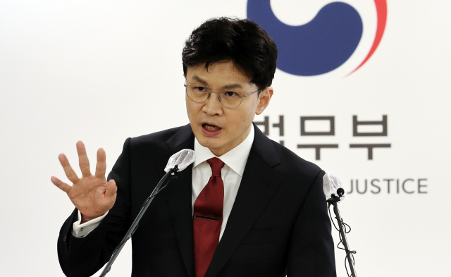 한동훈 법무부 장관이 11일 경기 과천 법무부 청사에서 검사의 수사개시 규정과 관련한 언론 브리핑을 하고 있다. 이날 법무부는 