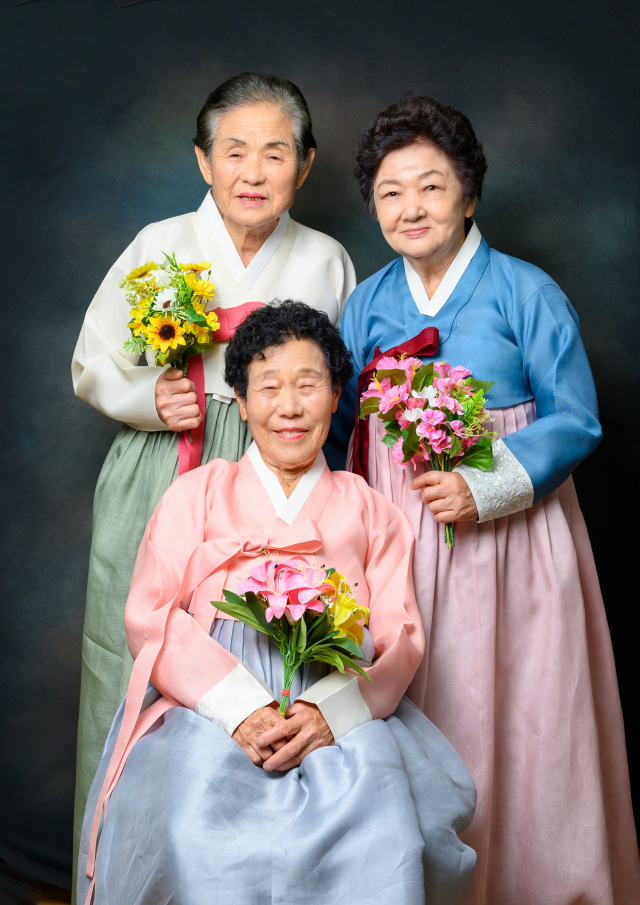 울진 북면의 삼총사 어르신들이 기념 사진을 찍고 있다. 바라봄사진관 제공