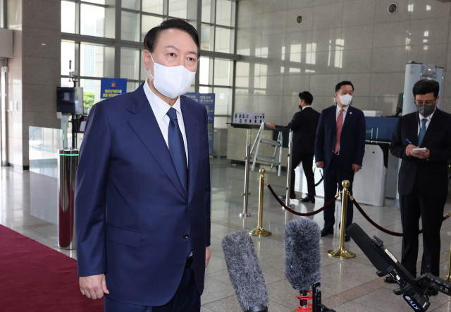 윤석열 대통령이 12일 오전 서울 용산 대통령실 청사로 출근하며 취재진의 질문에 답하고 있다. 연합뉴스