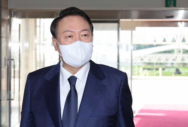 윤석열 대통령이 12일 오전 서울 용산 대통령실 청사로 출근, 취재진 앞에서 현안에 대해 발언하고 있다. 연합뉴스