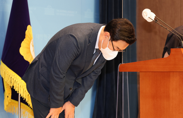 국민의힘 김성원 의원이 12일 서울 여의도 국회 소통관에서 대국민사과 기자회견을 열고 전날 수해 복구 자원봉사 현장에서 한 