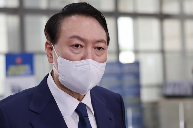 윤석열 대통령이 12일 오전 서울 용산 대통령실 청사로 출근, 취재진 앞에서 현안에 대해 발언하고 있다. 연합뉴스
