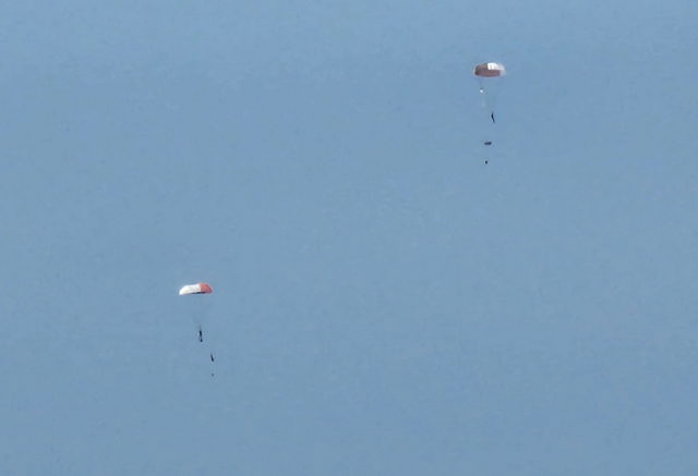 공군 F-4E 전투기가 1대가 추락했으나 조종사 2명은 무사히 비상 탈출했다. 공군은 12일 낮 12시 20분께 F-4E 전투기 1대가 서해상에서 임무 중 추락했다고 밝혔다. 사진은 조종사 2명이 비상 탈출해 낙하산을 타고 내려오는 모습. 연합뉴스
