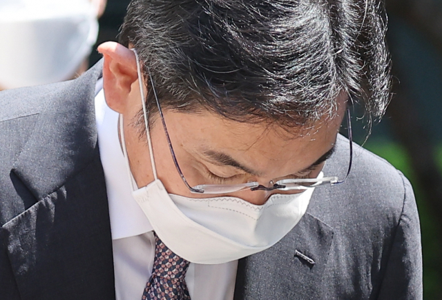 회계 부정과 부당 합병 등의 혐의로 재판에 넘겨진 이재용 삼성전자 부회장이 12일 서초구 서울 중앙지방법원에서 열린 1심 속행공판에 출석해 오전 재판을 마친 뒤 법정을 나서며 인사하고 있다. 이 부회장은 이날 정부가 발표한 