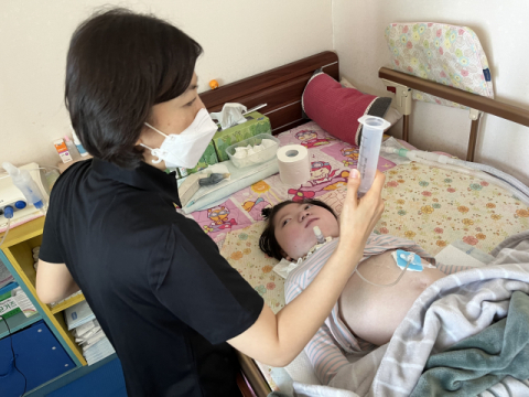 [성금내역]움직이지도 못한 채 쭉 침대 생활하는 뇌손상 10살 딸 돌보는 김정란 씨에 2,176만원 전달  
