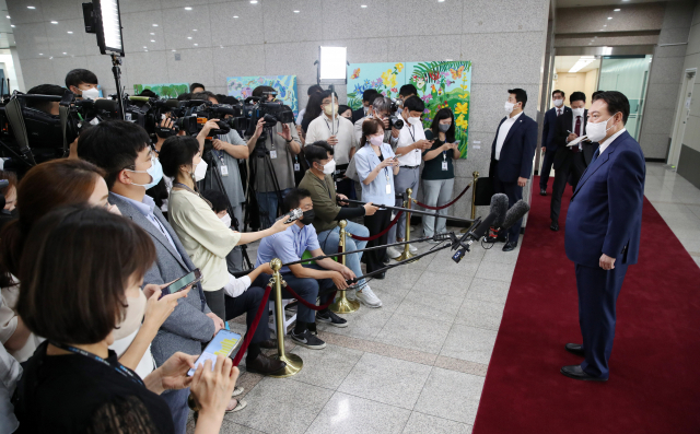 윤석열 대통령이 12일 오전 서울 용산 대통령실 청사로 출근하며 취재진의 질문에 답하고 있다. 연합뉴스