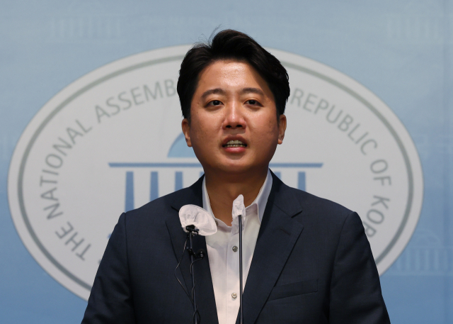 국민의힘 이준석 대표가 13일 오후 국회 소통관에서 기자회견을 열고 당 비상대책위원회 체제 전환에 대한 가처분 신청 등과 관련해 직접 입장을 밝히고 있다. 연합뉴스