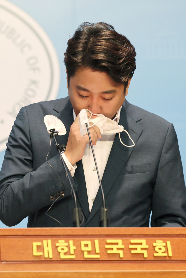 국민의힘 이준석 대표가 13일 오후 국회 소통관에서 기자회견을 열고 당 비상대책위원회 체제 전환에 대한 가처분 신청 등과 관련해 직접 입장을 밝히던 중 눈물을 닦고 있다. 연합뉴스