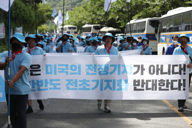 12일 경북 성주 사드(THAAD·고고도미사일방어체계) 기지 인근에서 민주노총 관계자 250여 명이 사드 기지 반대를 외치며 행진을 하고 있다. 국방부는 이날 사드 기지 정상화를 빠르게 진행하겠다고 밝혔다. 연합뉴스