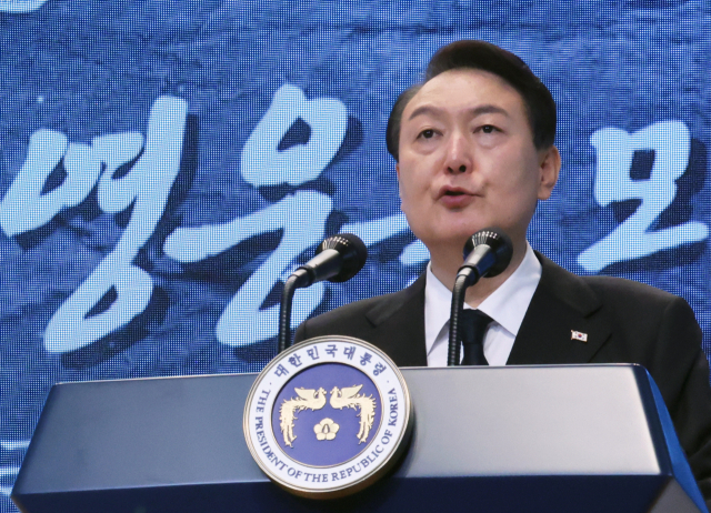 윤석열 대통령이 14일 서울 동작구 국립서울현충원에서 열린 한국광복군 선열 합동봉송식에서 추모사를 하고 있다 연합뉴스