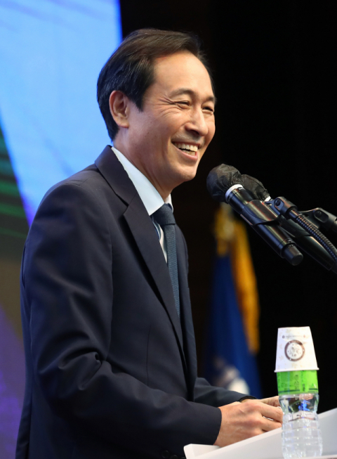 더불어민주당 우상호 비상대책위원장이 14일 오전 충남 공주시 금흥동 충남교통연수원에서 열린 더불어민주당 당 대표·최고위원 후보 합동연설회에서 인사말을 하고 있다. 연합뉴스