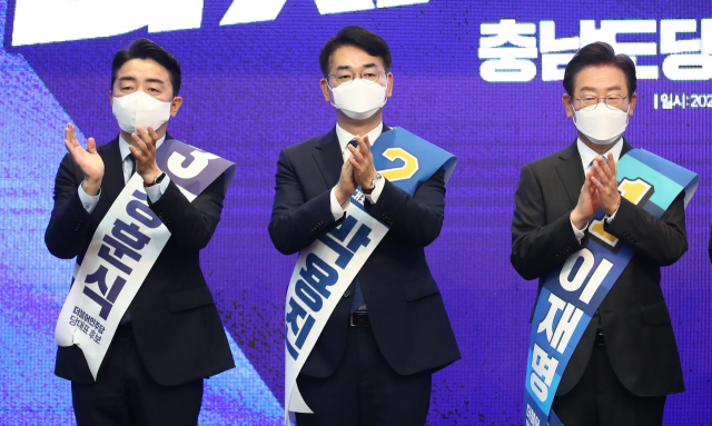 14일 오전 충남 공주시 금흥동 충남교통연수원에서 열린 더불어민주당 당 대표·최고위원 후보 합동연설회에 당 대표 후보들이 참석하고 있다. 오른쪽부터 이재명, 박용진, 강훈식 후보. 연합뉴스
