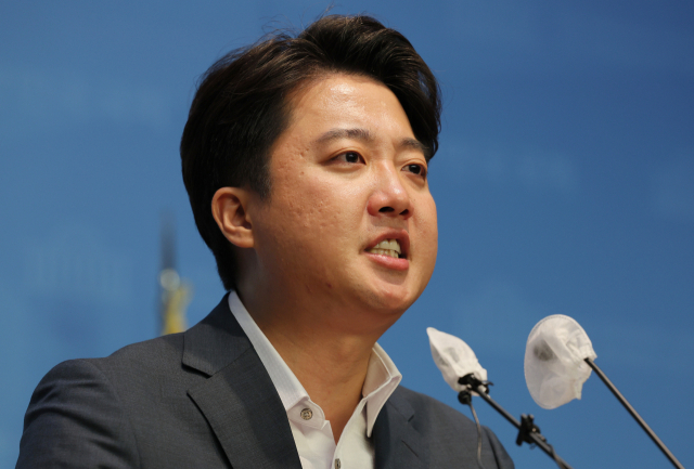 국민의힘 이준석 대표가 13일 오후 국회 소통관에서 기자회견을 열고 당 비상대책위원회 체제 전환에 대한 가처분 신청 등과 관련해 직접 입장을 밝히고 있다. 연합뉴스