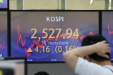 코스피가 소폭 상승한 지난 12일 오후 서울 중구 을지로 하나은행 딜링룸 모니터에 종가가 표시돼 있다. 이날 코스피는 전 거래일보다 4.16포인트(0.16%) 오른 2,527.94에 장을 마쳤다. 연합뉴스