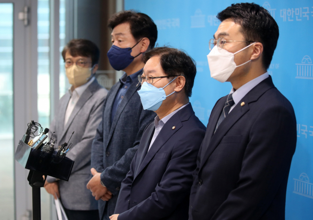 박범계 의원 등 더불어민주당 소속 법제사법위원회 의원들이 12일 오전 서울 여의도 국회 소통관에서 법무부의 시행령 개정과 관련 긴급 기자회견을 마치고 취재진 질문에 답변하고 있다. 검찰의 직접수사권을 대폭 제한하는 이른바 