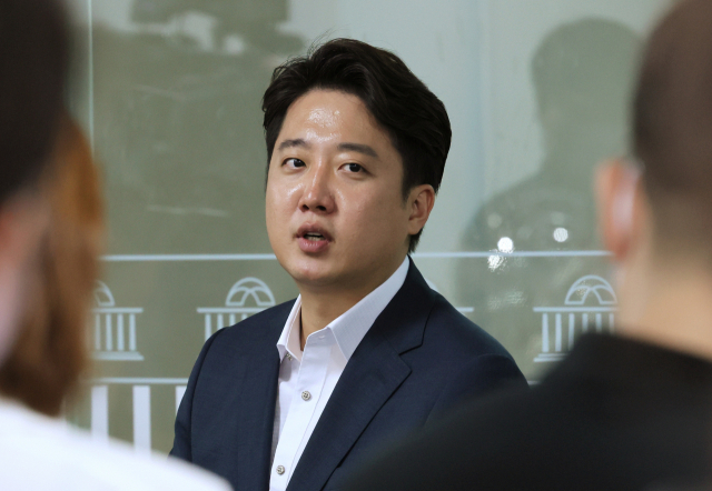국민의힘 이준석 대표가 13일 오후 국회 소통관에서 기자회견을 열고 당 비상대책위원회 체제 전환에 대한 가처분 신청 등과 관련해 직접 입장을 밝힌 뒤 질의응답 시간을 갖고 있다. 연합뉴스