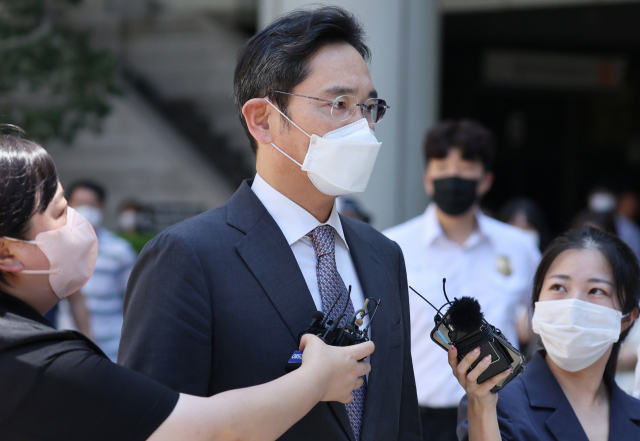 회계 부정과 부당 합병 등의 혐의로 재판에 넘겨진 이재용 삼성전자 부회장이 12일 서초구 서울 중앙지방법원에서 열린 1심 속행공판에 출석해 오전 재판을 마친 뒤 법정을 나서고 있다. 이 부회장은 이날 정부가 발표한 