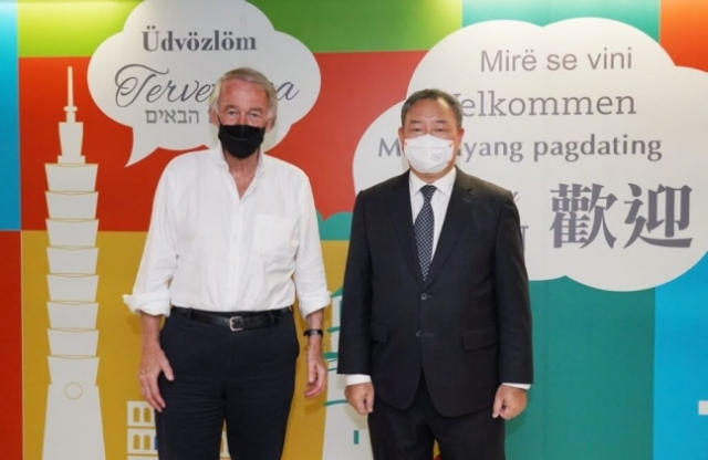 에드 마키 미국 상원 의회 외교위원회 아시아·태평양소위원장(왼쪽)이 14일 대만 쑹산공항에 도착해 위다레이 대만 외교부 차관과 기념촬영을 했다. 대만 외교부