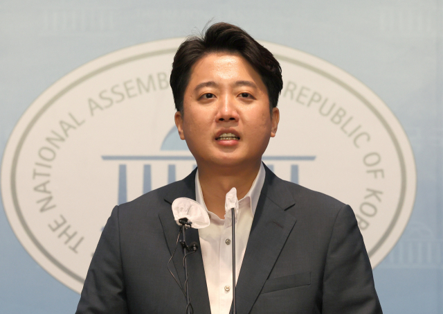 국민의힘 이준석 대표가 13일 오후 국회 소통관에서 기자회견을 열고 당 비상대책위원회 체제 전환에 대한 가처분 신청 등과 관련해 직접 입장을 밝히고 있다. 연합뉴스