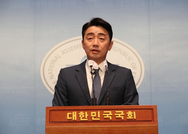 더불어민주당 당권주자인 강훈식 후보가 15일 국회 소통관에서 당대표 후보 사퇴 기자회견을 하고 있다. 연합뉴스