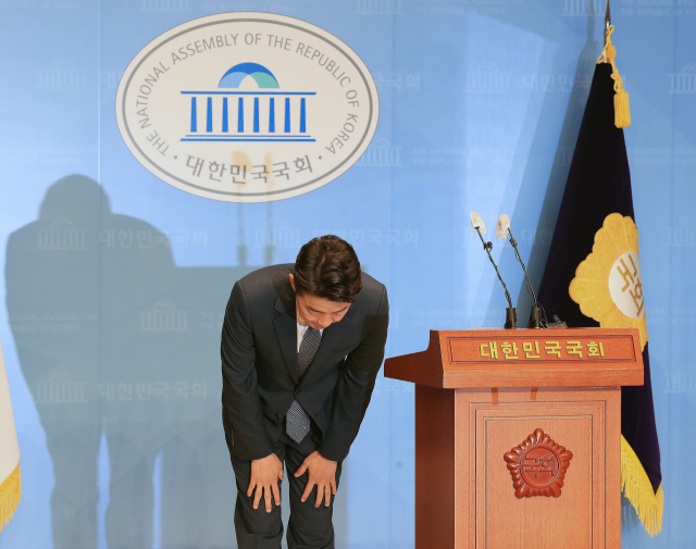 더불어민주당 당권주자인 강훈식 후보가 15일 국회 소통관에서 당대표 후보 사퇴 기자회견을 마친 뒤 인사하고 있다. 연합뉴스