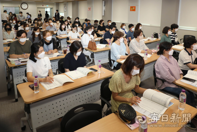 2023학년도 대학 수시 입시 설명회에서 학부모들이 입시 전문가의 수시 지원 전략에 대한 설명을 듣고 있는 모습. 매일신문 DB