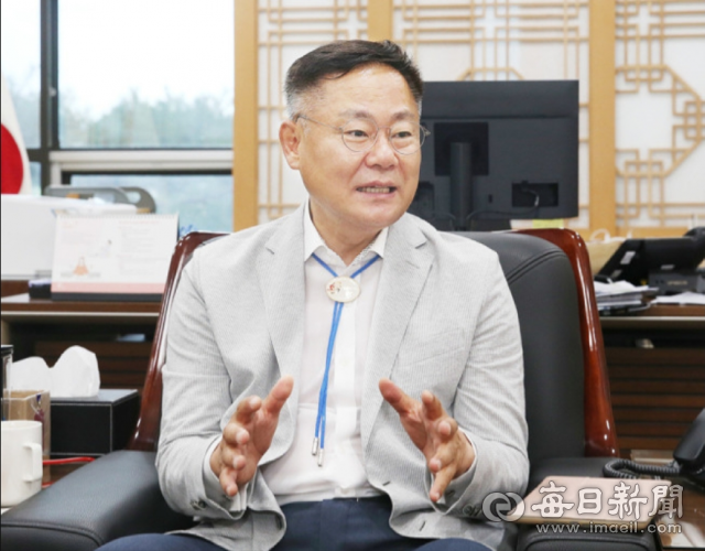 김재욱 칠곡군수가 대구시 소재 군부대의 칠곡군 이전에 따른 경제적 파급효과 등을 설명하고 있다. 칠곡군 제공