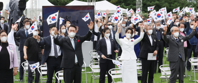 윤석열 대통령과 김건희 여사가 15일 서울 용산 대통령실 청사 잔디마당에서 열린 제77주년 광복절 경축식에서 만세삼창을 하고 있다. 연합뉴스