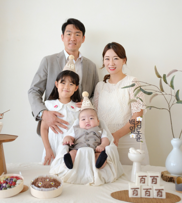 손민경·김진태 부부와 첫째 딸 나율(7), 둘째 아들 도윤.