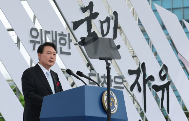 윤석열 대통령이 15일 서울 용산 대통령실 청사 잔디마당에서 열린 제77주년 광복절 경축식에서 경축사를 하고 있다. 연합뉴스