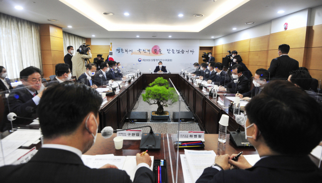윤석열 대통령 당선인 시절인 지난 4월 6일 오후 서울 종로구 통의동 제20대 대통령직인수위원회에서 열린 시·도지사 간담회에서 인사말을 하고 있다. 연합뉴스