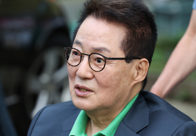 박지원 전 국가정보원장이 16일 오전 검찰의 압수수색을 마치고 여의도 자택을 나서며 취재진의 질문에 답하고 있다. 연합뉴스