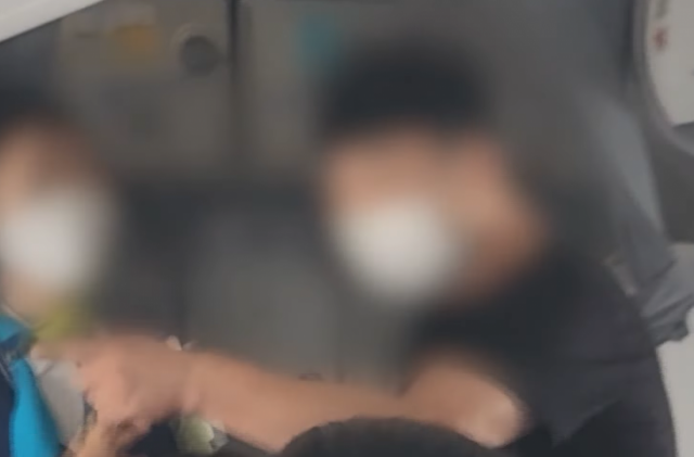 항공기에서 아기가 운다는 이유로 폭언을 한 40대 남성이 경찰에 붙잡혔다. MBC 보도 캡처