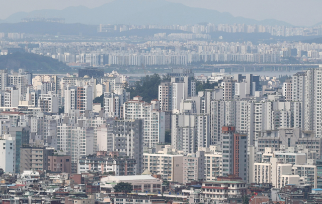 서울 25개구의 아파트값이 일주일 전에 비해 모두 하락했다. 주간 단위로 서울 전역의 아파트값이 하락한 것은 3년 6개월여 만이다. 연합뉴스