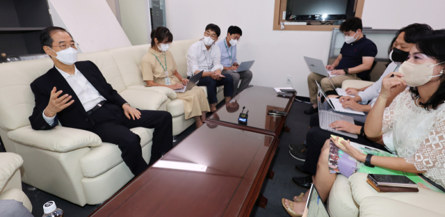 한덕수 국무총리(왼쪽)가 16일 세종시 정부세종청사에서 열린 출입기자단 간담회에서 발언하고 있다. 연합뉴스
