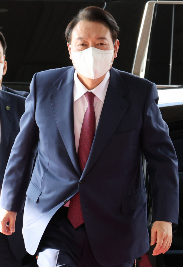 윤석열 대통령이 취임 100일 하루 앞둔 16일 오전 서울 용산 대통령실 청사로 출근하고 있다. 연합뉴스