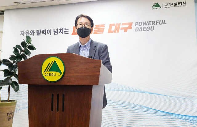 이종헌 대구시 정책총괄단장이 16일 시청 동인동청사에서 구미 해평취수장 공동 이용 협약 파기와 관련한 기자설명회를 열고 있다. 장성현 기자.
