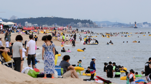 광복절 연휴 마지막 날이었던 어제(15일) 강원 강릉시 경포해수욕장을 찾은 피서객들이 막바지 피서를 즐기고 있다. 연합뉴스