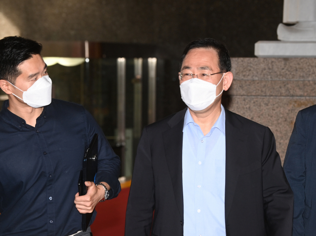 국민의힘 주호영 비상대책위원장이 17일 오전 국회로 출근하며 취재진의 질문을 받고 있다. 연합뉴스