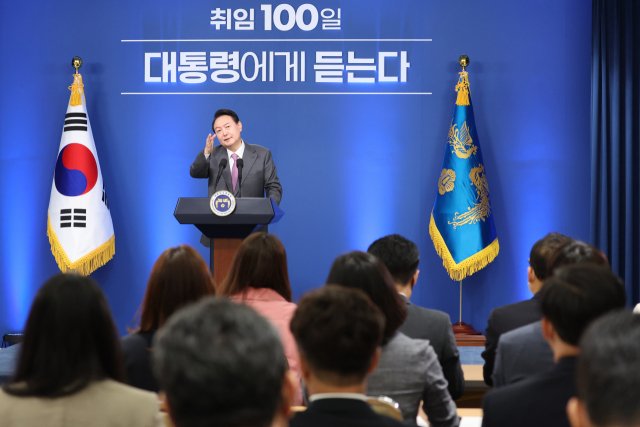 윤석열 대통령이 17일 서울 용산 대통령실 청사에서 열린 취임 100일 기자회견 '대통령에게 듣는다'에 참석해 있다. 연합뉴스