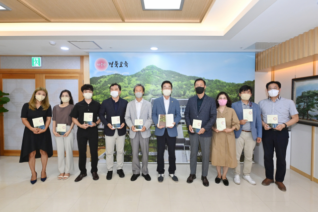 안동시 한 책 읽기 운동본부가 지난 16일 임종식 경북도교육감에게 올해의 책을 전달하고 기념 촬영을 하고 있다. 김영진 기자