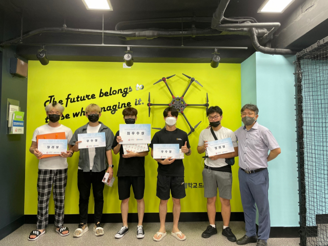 수성대 드론경진대회 수상자들의 모습. 수성대 제공