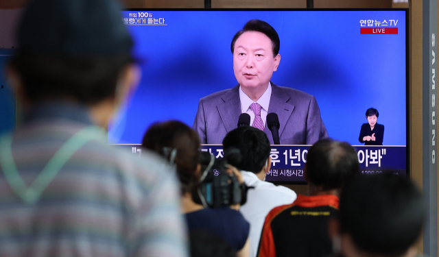 17일 오전 서울역 대합실 TV에 윤석열 대통령 취임 100일 기자회견 방송이 나오고 있다. 연합뉴스
