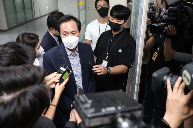 더불어민주당 우상호 비상대책위원장이 16일 오후 국회 의원회관에서 전당대회 준비위원회가 