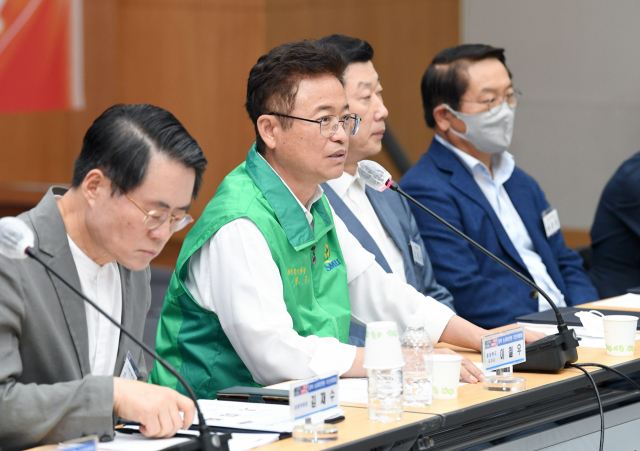 경북도는 17일 도청 화백당에서 경북 농업대전환 추진위원회 출범식을 열었다. 추진위는 김재수 전 장관과 김홍국 하림 회장, 손재근 경북대 명예교수를 공동위원장으로 하고 72명의 농업정책, ICT 및 메타버스, 스마트농업, 기업경영 등 분야 전문가를 위원으로 했다. 왼쪽부터 김재수 전 장관, 이철우 경북도지사, 김홍국 하림 회장. 경북도 제공