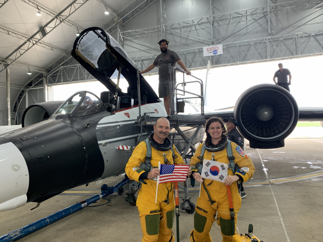 나사(NASA) WB-57 파일럿 크루(Tom Parent, Mallory Yates)가 지난 15일 광복절 기념 비행 전 성조기와 태극기를 들고 기념 촬영하고 있다. 연합뉴스