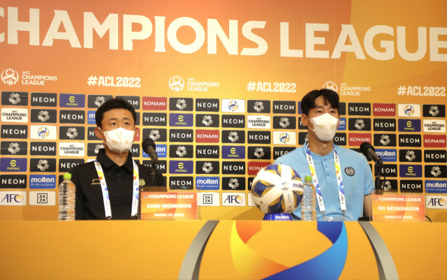 17일 일본 사이타마 스타디움에서 공식 기자회견을 진행하는 최원권(왼쪽) 대구FC 감독대행과 오승훈. 대구FC 제공